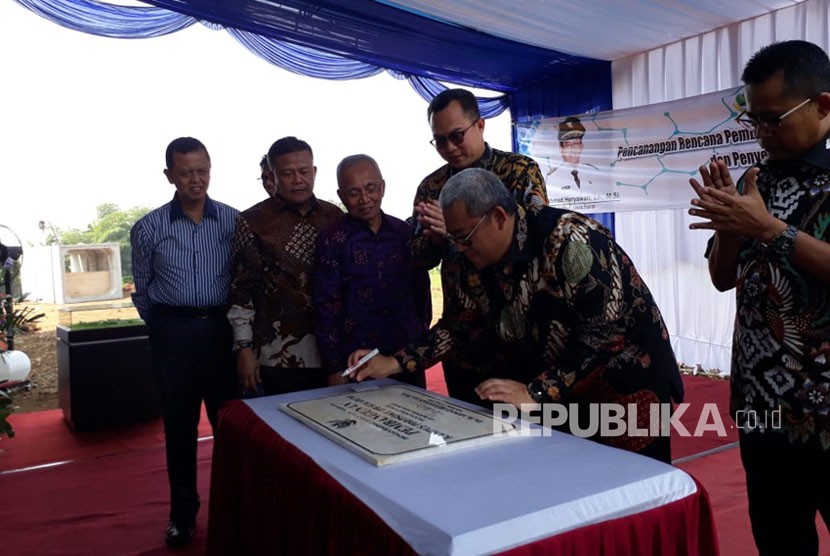 West Java Governor Ahmad Heryawan accompanied by IPB Rector Arif Satria signed the plan to establish leadership dorm at IPB campus, Cibeureum, Sukabumi, Sunday (June 10).
