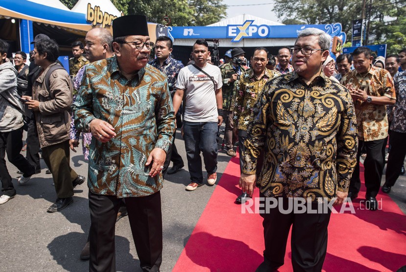 Gubernur Jawa Barat Ahmad Heryawan (kanan) berbincang dengan Gubernur Jawa Timur Soekarwo (kiri) seusai peresmian nama Jalan Majapahit, Jalan Hayam Wuruk serta Jalan Citraresmi saat Harmoni Budaya Jawa-Sunda di Bandung, Jawa Barat, Jumat (11/5). 