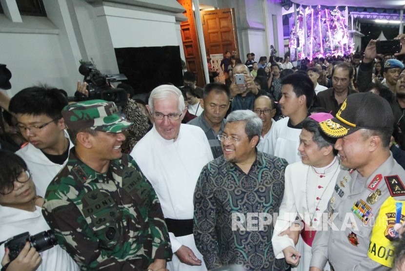 Gubernur Jawa Barat Ahmad Heryawan, Kapolda Jabar Irjen Pol Agung Budi Maryoto dan Pangdam III/Siliwangi Mayjen TNI Doni Monardo bersama para pastor saat menijau malam natal di Gereja Katedral Santo Petrus, Kota Bandung, Ahad (24/12) malam.