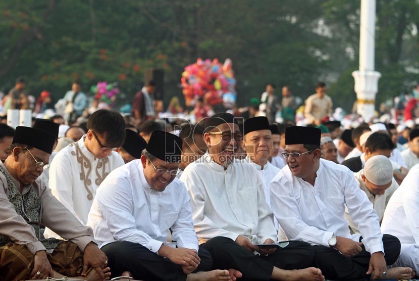   Gubernur Jawa Barat, Ahmad Heryawan (kedua Kiri) bersama Wakil Gurbernur Jawa Barat Deddy Mizwar (kedua kanan) melaksanakan Salat Idul Fitri di Lapangan Gasibu, Bandung, Kamis (8/8).   (Republika/Adhi Wicaksono)