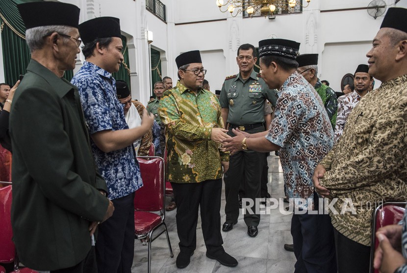 Gubernur Jawa Barat Ahmad Heryawan (ketiga kiri) didampingi Pangdam III/Siliwangi Mayjen TNI Doni Monardo (keempat kiri) berbincang dengan sejumlah tokoh agama saat silaturahmi Ormas Islam dan Pesantren di Gedung Sate, Bandung, Jawa Barat, Ahad (11/2).