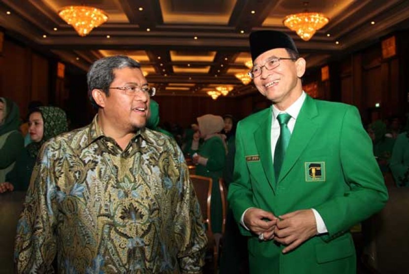   Gubernur Jawa Barat Ahmad Heryawan (kiri) dan Ketua Umum DPP PPP Surya Dharma Ali berbincang sebelum upacara peingatan HUT ke-40 PPP di Bandung, Jawa Barat, Sabtu (2/2).