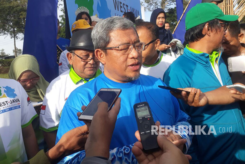 Gubernur Jawa Barat, Ahmad Heryawan melepas peserta West Java Eco Marathon 2017 kategori 10K dan 5K di garis start lapangan Tanara, Kecamatan Pangalengan, Kabupaten Bandung, Ahad (15/10).