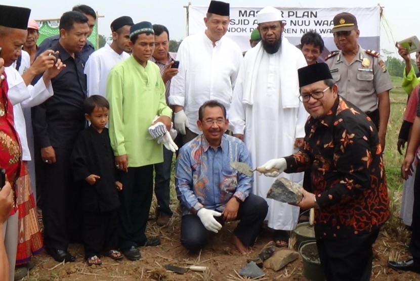 Gubernur Jawa Barat, Ahmad Heryawan meletakan batu pertama pembangunan Masjid Agung Nuu War, Bekasi, Jawa Barat, Kamis (6/4). 