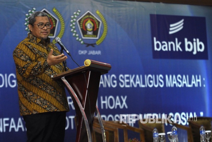Gubernur Jawa Barat Ahmad Heryawan memberi sambutan pada Seminar Demokrasi Digital Ruang Sekaligus Masalah Memerangi Hoax dan Memanfaatkan Potensi Positif Media Sosial di Kota Bandung, Rabu (15/3).