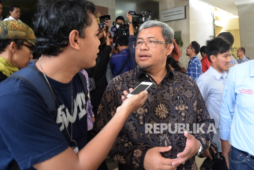 Gubernur Jawa Barat Ahmad Heryawan memberikan keterangan kepada wartawan usai melakukan pertemuan dengan pihak Bareskrim Mabes Polri, Jakarta, Kamis (28/1). 