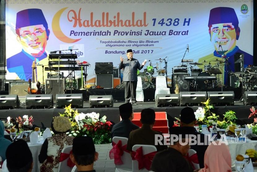 Gubernur Jawa Barat Ahmad Heryawan memberikan sambutan pada acara Halal Bihalal Pemerintah Provinsi Jawa Barat 1438 H, di halaman Gedung Sate, Kota Bandung, Selasa (4/7).