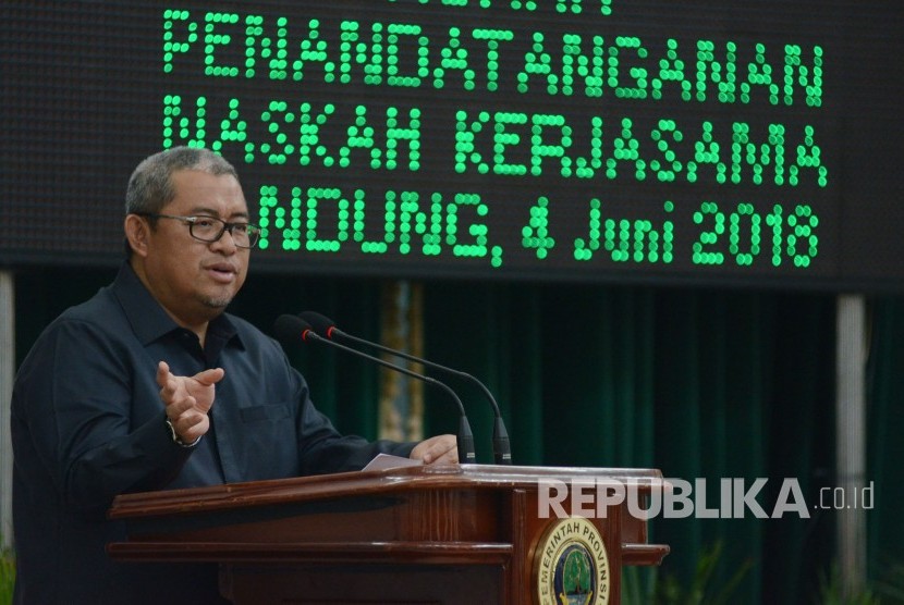 Gubernur Jabar Ahmad Heryawan memberikan sambutan pada acara penandatanganan kerjasama pembangunan sistem angkutan Light Rail Transit (LRT), di Aula Timur Gedung Sate, Kota Bandung, Senin (4/6). 