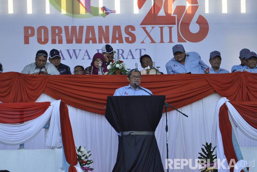 Gubernur Jawa Barat Ahmad Heryawan memberikan sambutan pada pembukaan Pekan Olahraga Wartawan Nasional (Porwanas) XII 2016 di Universitas Pendidikan Indonesia (UPI), Jl Setiabudi, Kota Bandung, Selasa (26/7). (Mahmud Muhyidin)