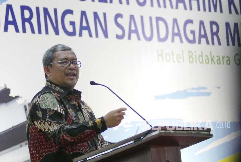 Gubernur Jawa Barat Ahmad Heryawan memberikan sambutan pada pembukaan Rakernas Majelis Ekonomi Kewirausahaan dan Silaturahim Kerja Nasional Jaringan Saudagar Muhammadiyah, di Kota Bandung, Rabu (13/9).