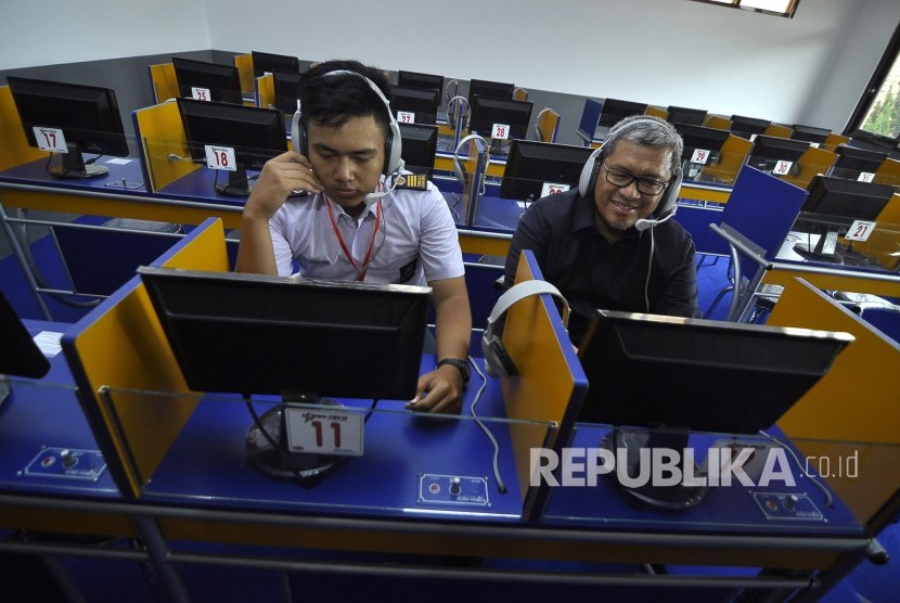 Gubernur Jawa Barat Ahmad Heryawan mencoba fasilitas komputer seusai meninjau pelaksanaan Ujian Nasional Berbaris Komputer (UNBK) di SMKN 2 Bandung, Jalan Ciliwung, Kota Bandung, Senin (3/4).