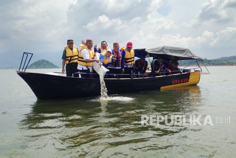 Gubernur Jawa Barat Ahmad Heryawan menebar lima juta ekor ikan di Bendungan Jatigede, Sumedang, Kamis (26/4). Kegiatan ini dalam rangka peringatan Hari Air Sedunia. 