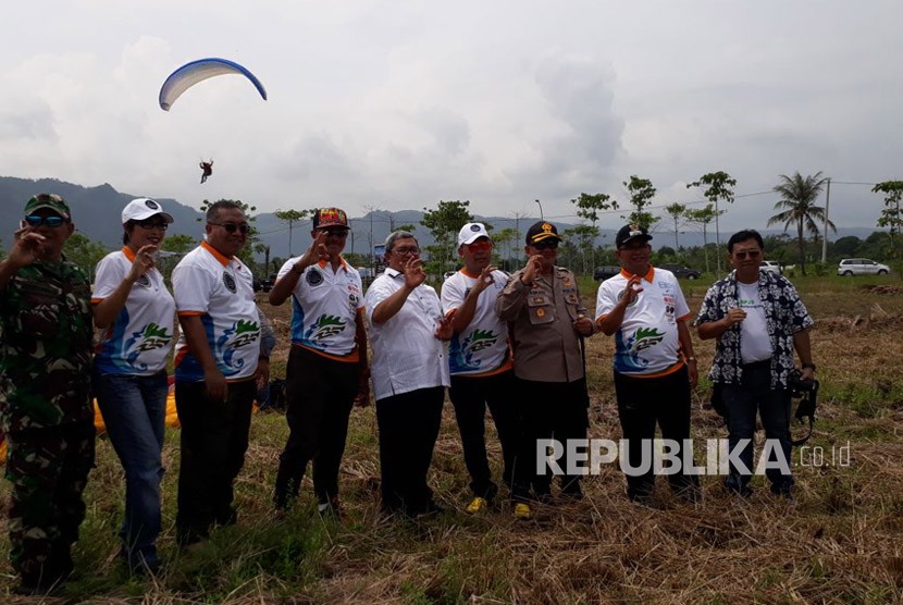 Gubernur Jawa Barat Ahmad Heryawan menghadiri Geopark Ciletuh Palabuhanratu Fun Day Towards Unesco Global Geopark di Pantai Palampang Kecamatan Ciemas yang diisi kegiatan paralayang Ahad (15/4).