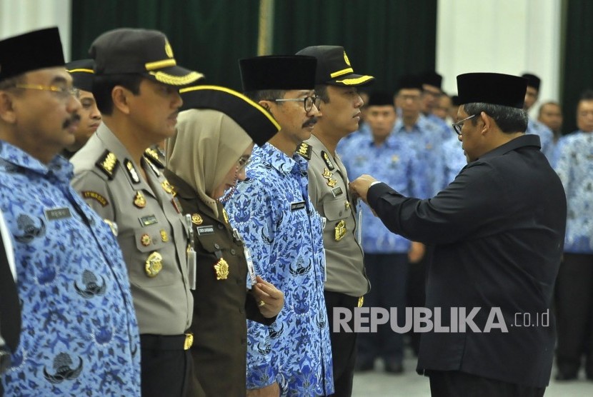 Gubernur Jawa Barat Ahmad Heryawan mengukuhkan sejumlah personil Satgas Saber Pungli pada acara pengukuhkan Satgas Sapu Bersih Pungutan Liar (Saber Pungli) tinggkat Jabar, Di Aula Barat Gedung Sate, Kota Bandung, Kamis (17/11). 