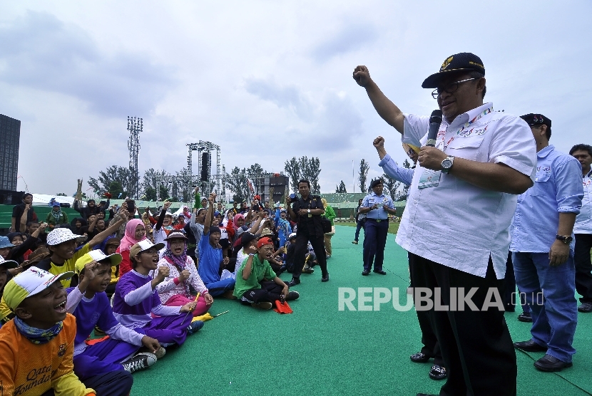 Gubernur Jawa Barat Ahmad Heryawan meninjau dan memberi semangat kepada perserta pembukaan Peparnas usai Upacara Pengibaran Bendera Peparnas XV 2016 Jawa Barat di Stadion Siliwangi, Jl Lombok, Kota Bandung, Jumat (14/10).