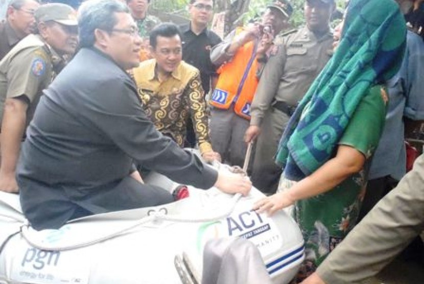 Gubernur Jawa Barat Ahmad Heryawan meninjau korban banjir di Karawang dipandu tim DERM Aksi Cepat Tanggap (ACT)
