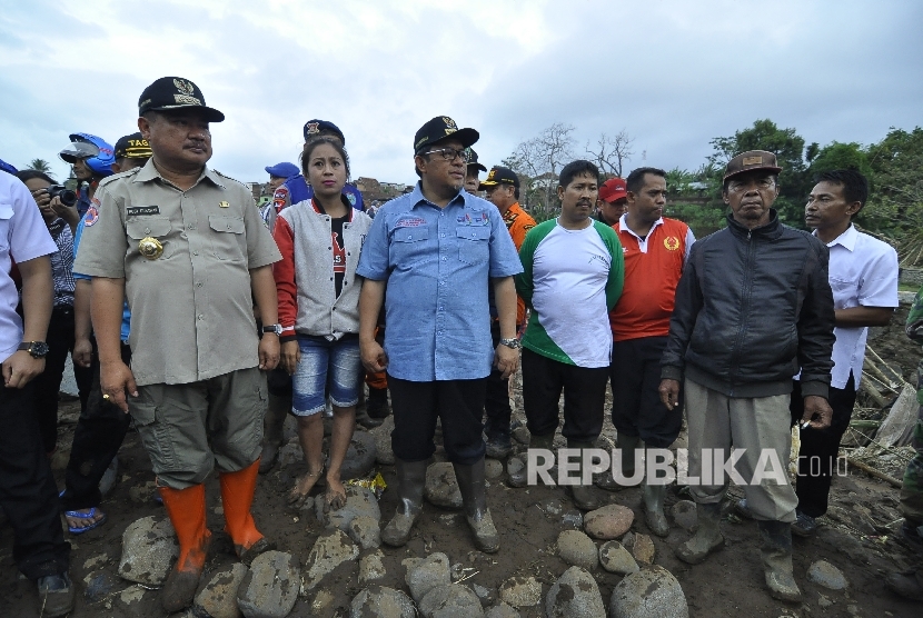 Governor of West Java, Ahmad Heryawan visited Cimacan Village, Tarogong Kidul, Garut, on Wednesday  (9/21).  Flash flood and landslide took 20 lives and caused 15 people missing.