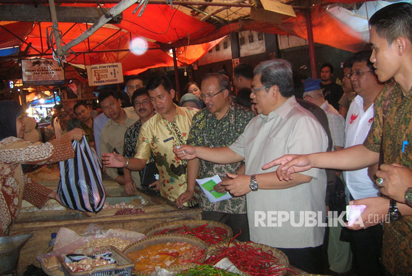 Gubernur Jawa Barat Ahmad Heryawan meninjau Pasar Pelita beberapa waktu lalu