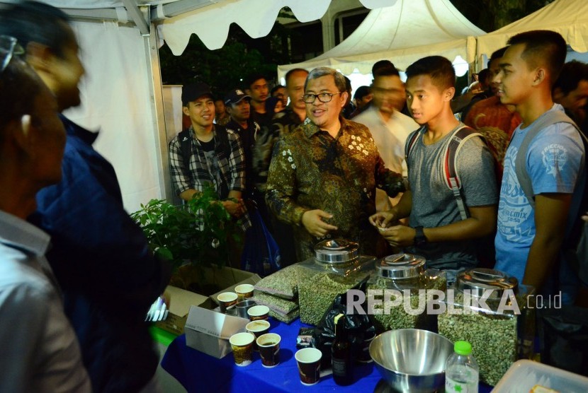 Gubernur Jawa Barat Ahmad Heryawan meninjau stand kopi pada acara Ngopi Saraosna tahun lalu.