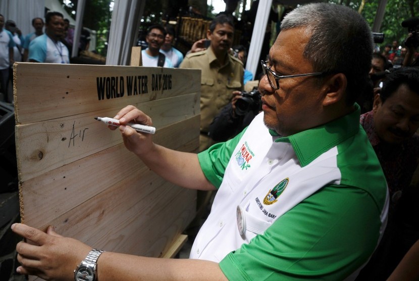 Gubernur Jawa Barat, Ahmad Heryawan menuliskan testimoni pada acara peringatan Hari Air Sedunia 2016 di Taman Hutan Raya IR. H. Djuanda, Bandung, Jawa Barat, Selasa (22/3).