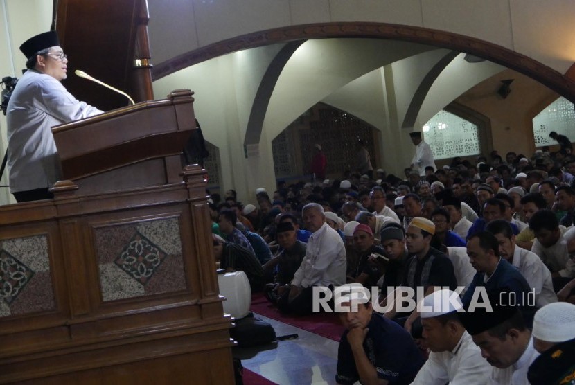 Gubernur Jawa Barat Ahmad Heryawan menyampaikan ceramah tarawih di hadapan ribuan jamaah pada shalat tarawih pertama Masjid Pusdai, Kota Bandung, Jumat (26/5).