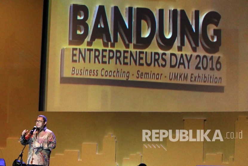 Gubernur Jawa Barat Ahmad Heryawan menyampaikan materi pada seminar Enterpreneurs Day 2016 di Gedung Sabuga, Kota Bandung, Ahad (22/5). (Foto: Dede Lukman Hakim)