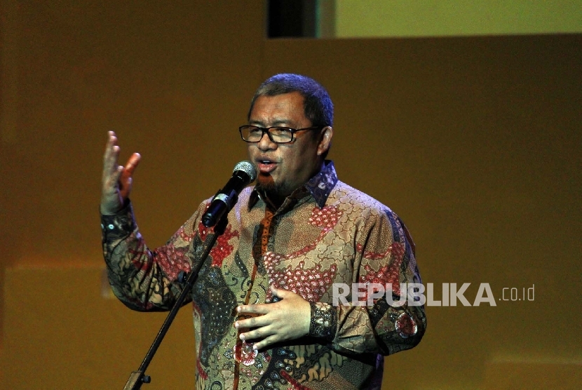 Gubernur Jawa Barat Ahmad Heryawan menyampaikan materi pada seminar Bandung Enterpreneurs Day 2016 di Gedung Sabuga, Kota Bandung, Ahad (22/5).  (Republika/ Dede Lukman Hakim)