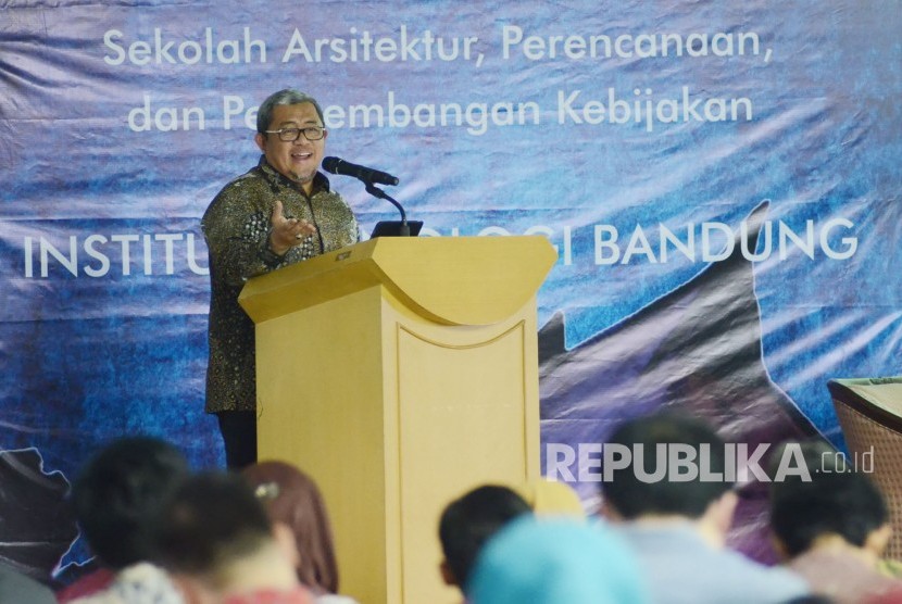 Gubernur Jawa Barat Ahmad Heryawan menyampaikan materi tentang penanganan Citarum pada Kuliah Perdana di Kampus ITB, Kota Bandung, Selasa (30/1).