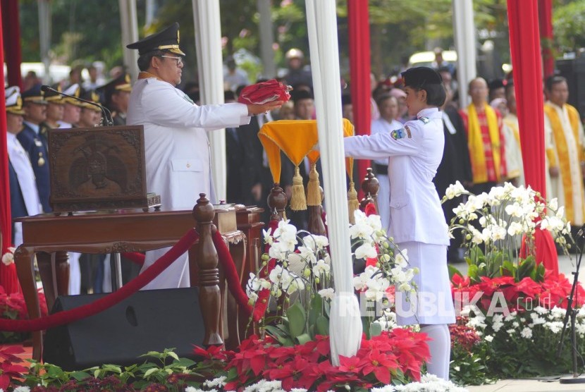 Gubernur Jawa Barat Ahmad Heryawan menyerahkan bendera pusaka kepada Paskibraka pada upacara peringatan Hari Ulang Tahun ke-72 Republik Indonesia tingkat Provinsi Jabar, di Lapangan Gasibu, Kota Bandung, Kamis (17/8).