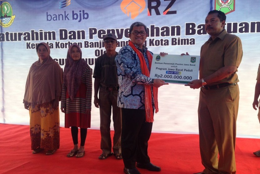 Gubernur Jawa Barat Ahmad Heryawan menyerahkan langsung bantuan untuk pemkot dan masyarakat Bima di Kantor Wali Kota Bima, Senin (16/1).