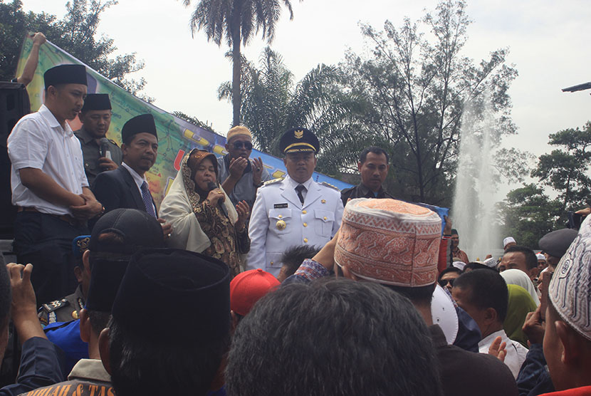 Bupati Tasikmalaya Uu Ruzhanul Ulum bersama para pendukungnya usai dilantik di Gedung Sate pada Kamis (24/3).