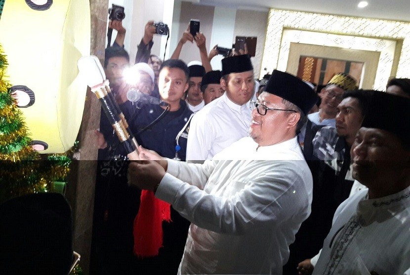 Gubernur Jawa Barat Ahmad Heryawan meresmikan Islamic Center Syekh Abdul Manan Kabupaten Indramayu, Jumat (1/6) malam.