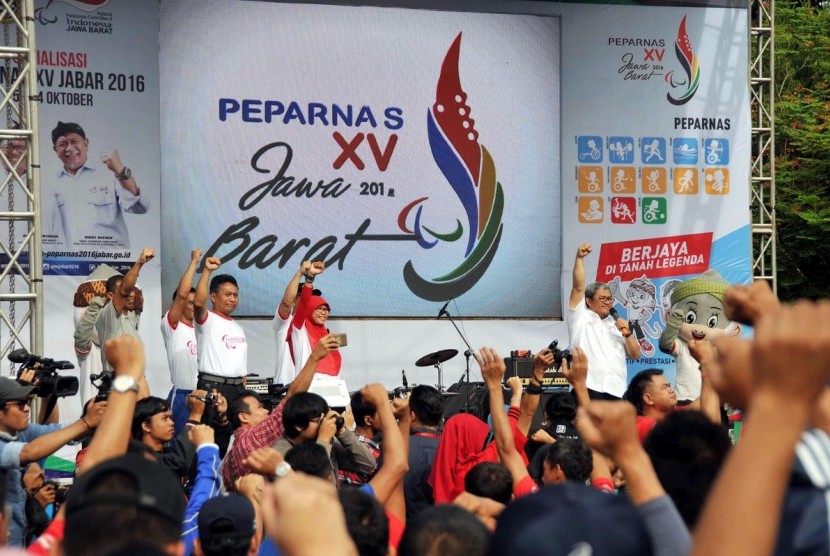 Gubernur Jawa Barat Ahmad Heryawan, Netty Prasetyani Heryawan dan Kapolda Jabar memberikan semangat pada atlet Peparnas dan masyarakat Jabar pada Sosialisasi Peparnas XV Jabar di Car Free Day, Dago, Bandung, Ahad (9/10). Photo: Zuli Istiqomah