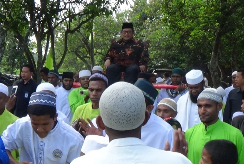 Gubernur Jawa Barat, Ahmad Heryawan saat ditandu Santri Pesantren Nuu Waar