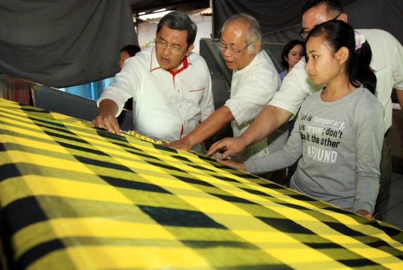 Gubernur Jawa Barat Ahmad Heryawan saat mengunjungi pabrik tekstil PT Satya Sumba Cemerlang di Ranca Jigang, Majalaya, Kabupaten Bandung, Jawa Barat
