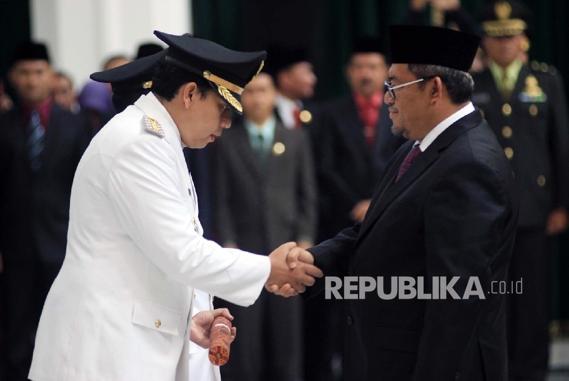 Gubernur Jawa Barat Ahmad Heryawan telah melantik Bupati Cianjur Irvan Rivano Muchtar beserta wakilnya Herman Suherman periode 2016/2021 di Gedung Sate, Kota Bandung, Rabu (18/5). (Foto : Dede Lukman Hakim)