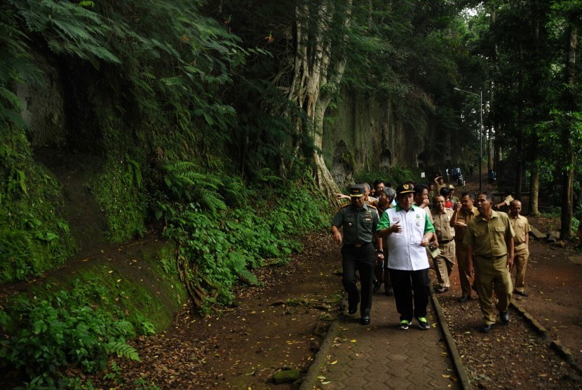 Gubernur Jawa Barat Ahmad Heryawan (tengah) berbincang dengan rombongan melakukan kunjungan ke areal konservasi Taman Hutan Raya IR. H. Djuanda, Bandung, Jawa Barat, Selasa (22/3).
