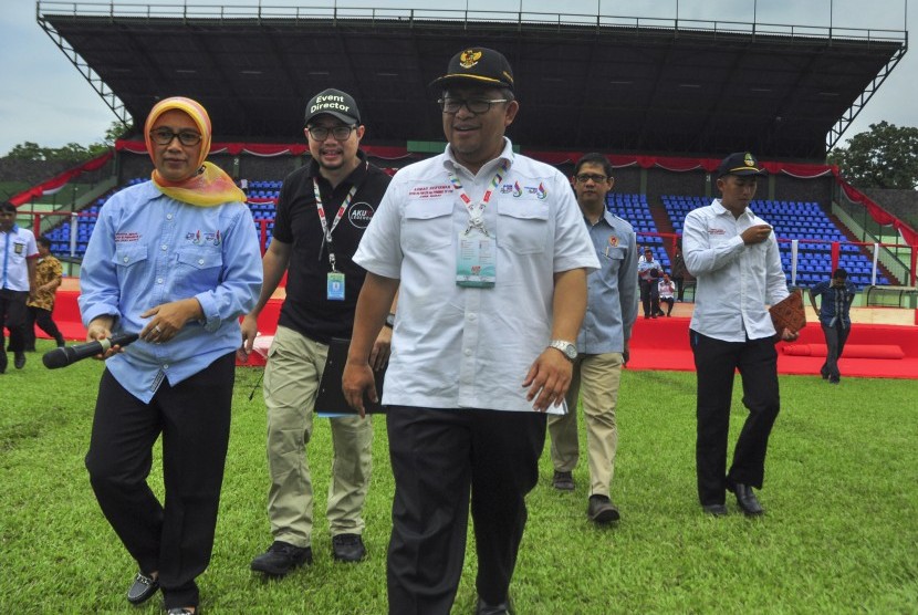 Gubernur Jawa Barat, Ahmad Heryawan (tengah) melihat persiapan pembukaan Peparnas XV di Stadion Siliwangi Bandung, Jawa Barat, Jumat (14/10).