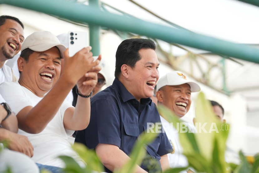 Gubernur Jawa Barat Dedi Mulyadi (kiri) dan Ketua Umum PSSI Erick Thohir. 