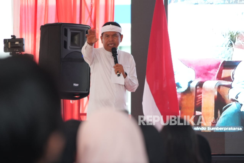 Gubernur Jawa Barat, Dedi Mulyadi meluncurkan aplikasi pencarian kerja “Nyari Gawe”, di Kabupaten Indramayu, Selasa (7/10/2025). 
