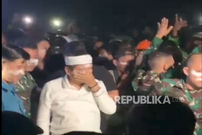 Gubernur Jawa Barat Dedi Mulyadi, menemui langsung para demonstran yang menggelar aksi unjuk rasa di depan Gedung DPRD Jabar, Jumat (29/8/2025).