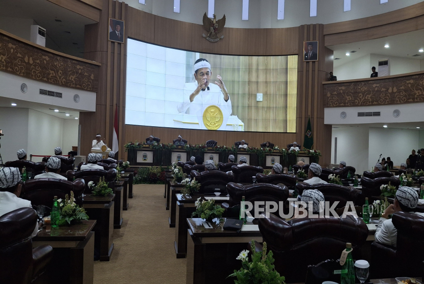 Gubernur Jawa Barat, Dedi Mulyadi Menghadiri Rapat Paripurna HUT KBB ke-18 pada Kamis (19/6). Ia Mengusulkan Bandung Barat Mengubah Nama Daerahnya.