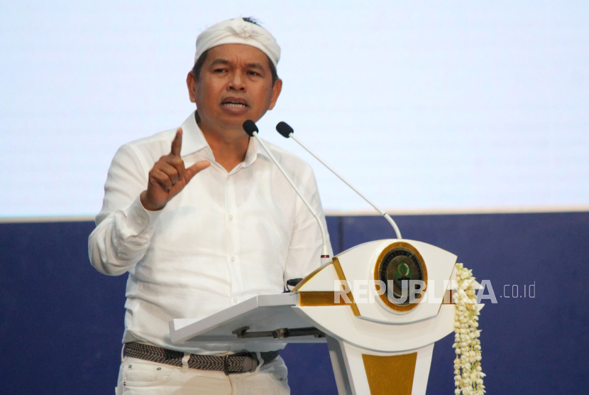 Gubernur Jawa Barat Dedi Mulyadi menyampaikan sambutan saat acara Penguatan Ekosistem Perumahan dan Sosialisasi Kredit Program Perumahan bersama di Gedung Sabuga, Kota Bandung, Kamis (18/9/2025). 