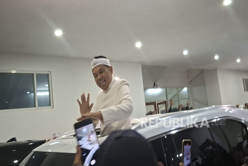 Gubernur Jawa Barat, Dedi Mulyadi Menyapa Warga dari Atas Mobilnya Usai Menghadiri Sidang Paripurna HUT KBB ke-18 di Gedung DPRD Kabupaten Bandung Barat, Kamis (19/5).
