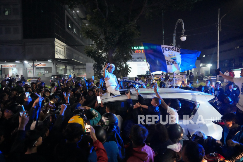 Gubernur Jawa Barat, Dedi Mulyadi merayakan kemenangan Persib Bandung pada Liga 1 musim 2024/2025.