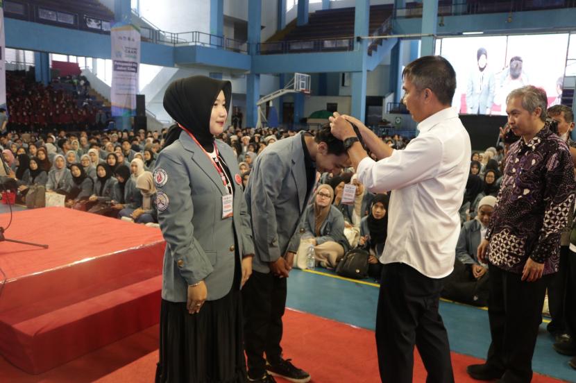 Pj Gubernur Jawa Barat (Jabar) Bey Machmudin, resmi melepas sebanyak 2.046 mahasiswa Universitas Pendidikan Indonesia (UPI) yang akan melaksanakan Kuliah Kerja Nyata (KKN)