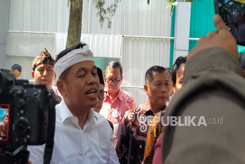Gubernur Jawa Barat (Jabar) Dedi Mulyadi memberikan penjelasan terkait pelaksanaan sekolah dimulai pukul 06.30 WIB dari tingkat PAUD hingga SMA di Gedung Pakuan, Rabu (4/6/2025)