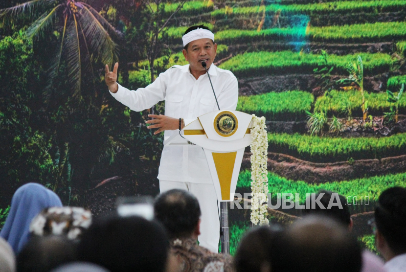 Gubernur Jawa Barat (Jabar) Dedi Mulyadi menyampaikan pemaparan saat acara Economics 360° Roundtable Discussions bertajuk Jabar untuk 8 Persen Ekonomi  Menuju Indonesia Emas 2045, di Gedung Sate, Kota Bandung, Rabu (19/11/2025). 