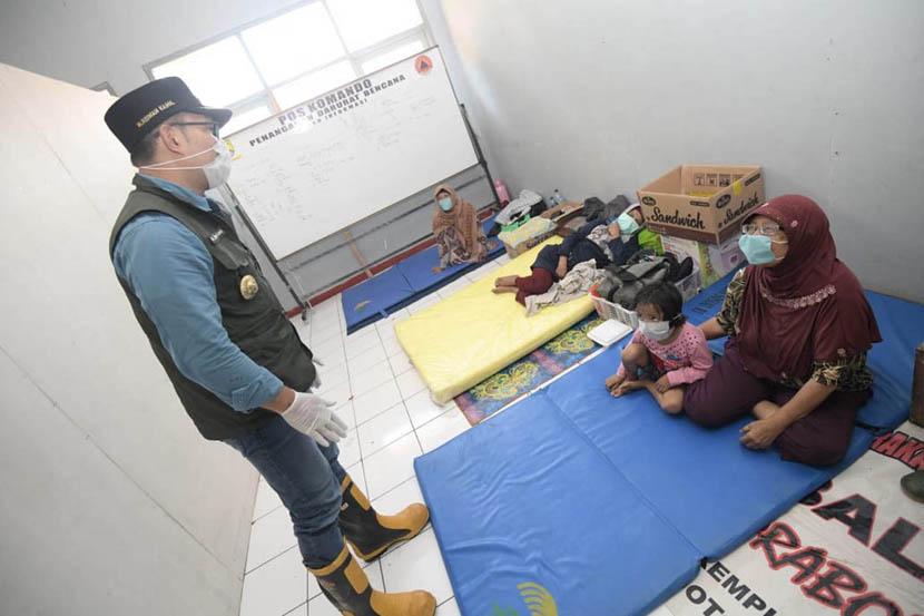 Gubernur Jawa Barat (Jabar) Ridwan Kamil (Emil) meninjau pengungsian korban banjir Dayeuhkolot dan Baleendah, Kabupaten Bandung, Rabu (1/4).