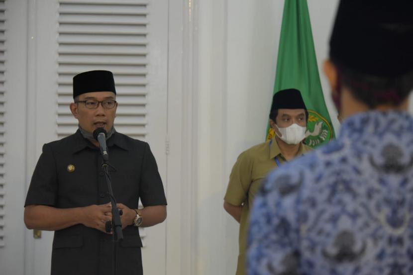 Gubernur Jawa Barat (Jabar) Ridwan Kamil (kiri) mengimbau warga melakukan silaturahim Lebaran secara daring.